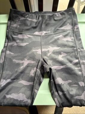 Athleta Black & Gray Camo 7/8 Tights